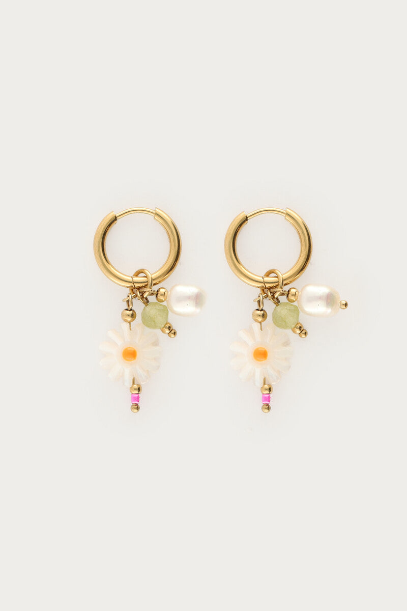 Oorringen met witte bloemen en zoetwaterparels - My Jewellery