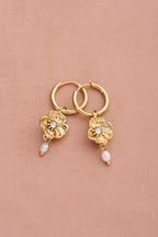 Oorringen met ranonkel bloem en zoetwaterparels - My Jewellery