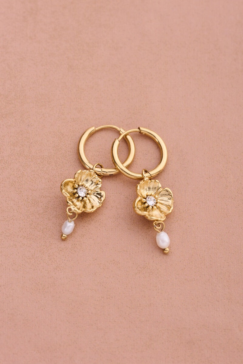 Oorringen met ranonkel bloem en zoetwaterparels - My Jewellery
